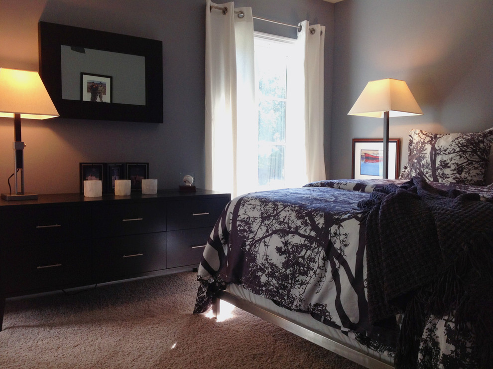 タンパにある中くらいなトランジショナルスタイルのおしゃれな客用寝室 (グレーの壁、カーペット敷き、暖炉なし、ベージュの床)
