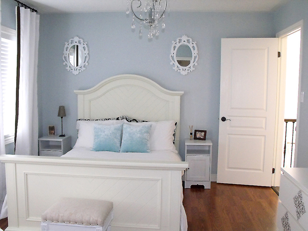 Источник вдохновения для домашнего уюта: гостевая спальня (комната для гостей) в современном стиле с синими стенами и паркетным полом среднего тона без камина