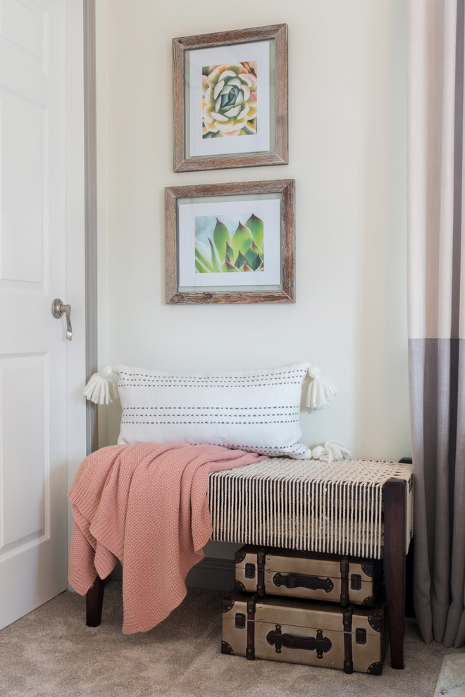 Источник вдохновения для домашнего уюта: гостевая спальня среднего размера, (комната для гостей) в стиле кантри с белыми стенами, ковровым покрытием и серым полом