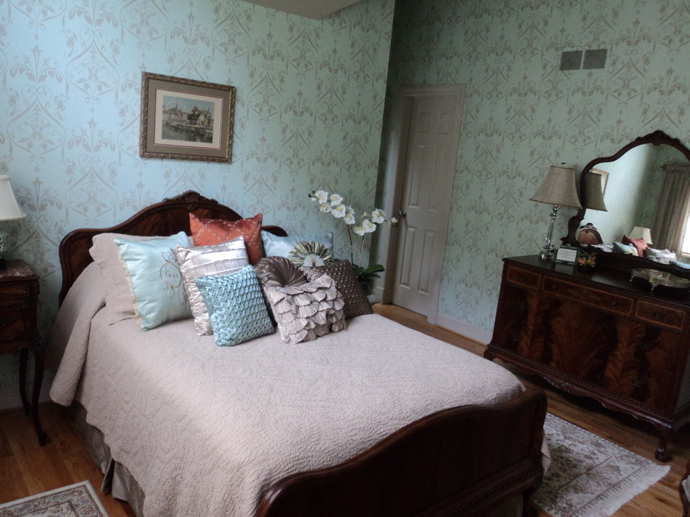 Стильный дизайн: гостевая спальня (комната для гостей) в классическом стиле с зелеными стенами и светлым паркетным полом - последний тренд
