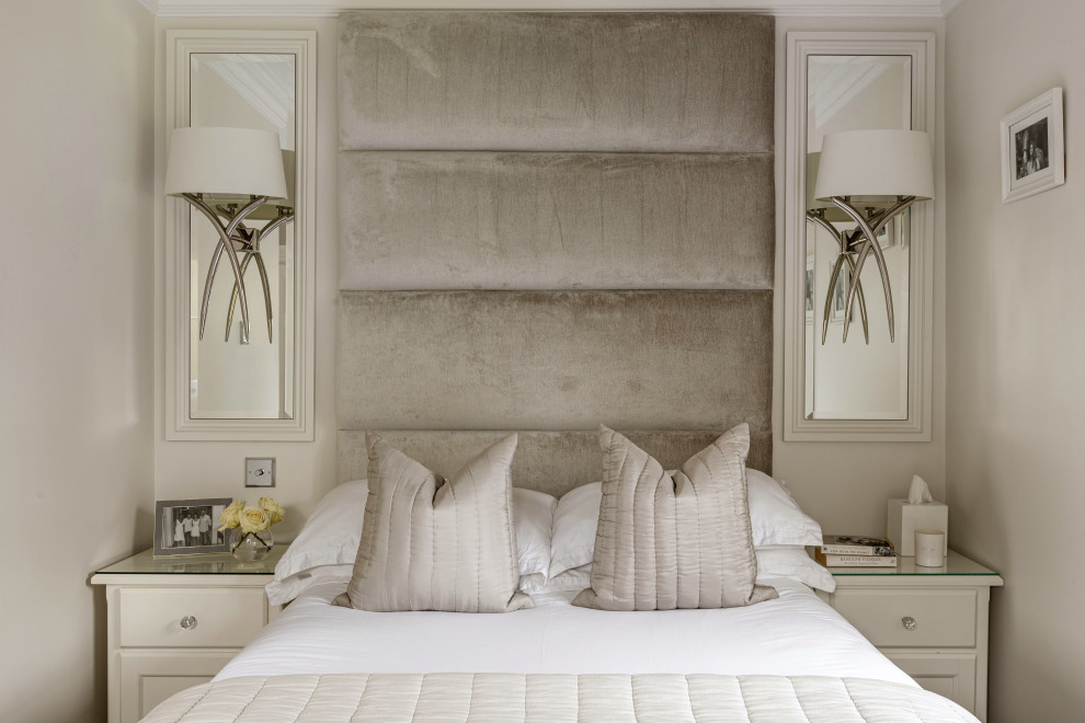 Стильный дизайн: гостевая спальня среднего размера, (комната для гостей) в стиле неоклассика (современная классика) с белыми стенами, светлым паркетным полом и серым полом - последний тренд