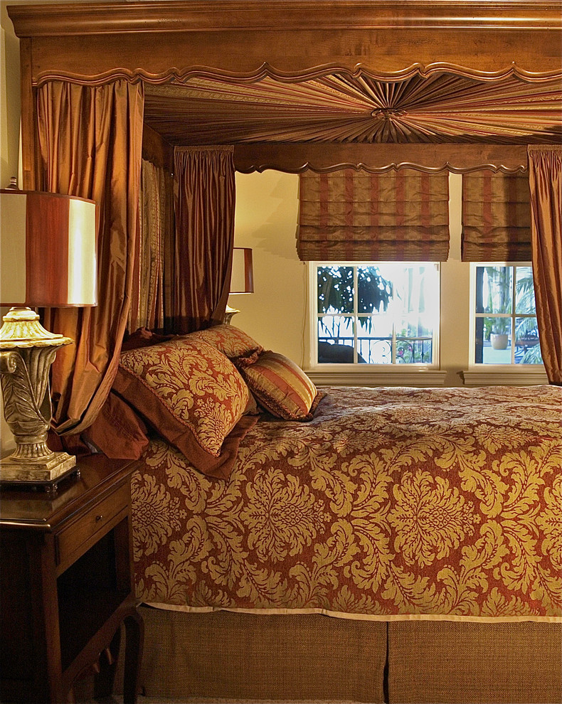 Стильный дизайн: гостевая спальня среднего размера, (комната для гостей) в классическом стиле с бежевыми стенами и ковровым покрытием - последний тренд