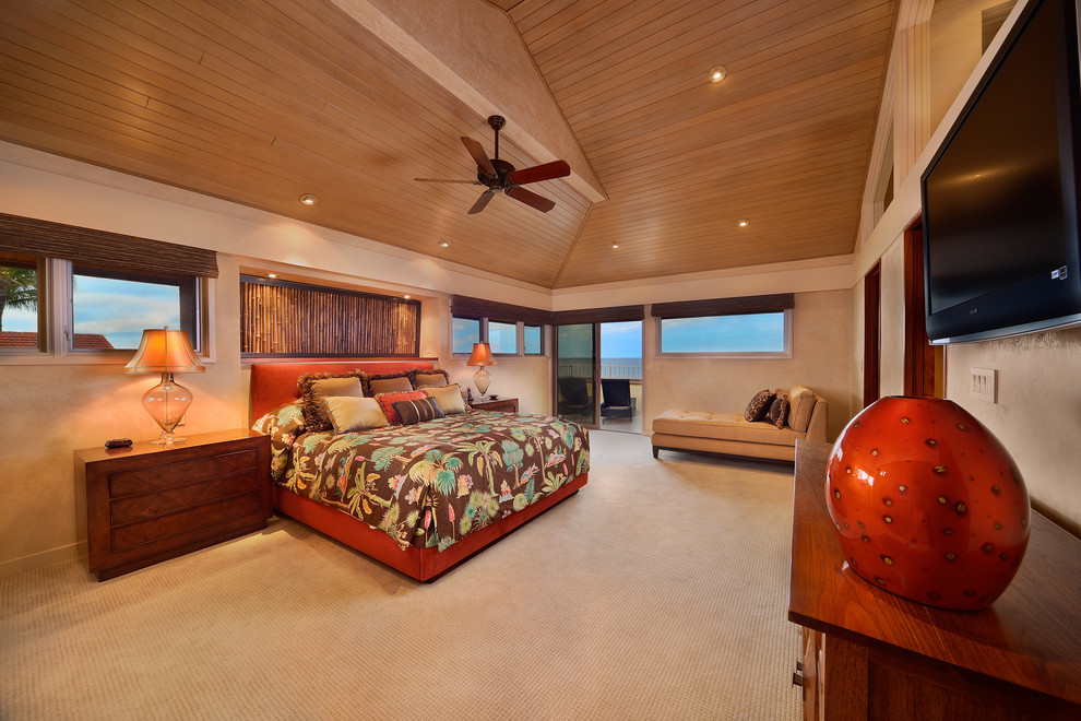 Foto de dormitorio principal tropical grande sin chimenea con paredes beige y moqueta
