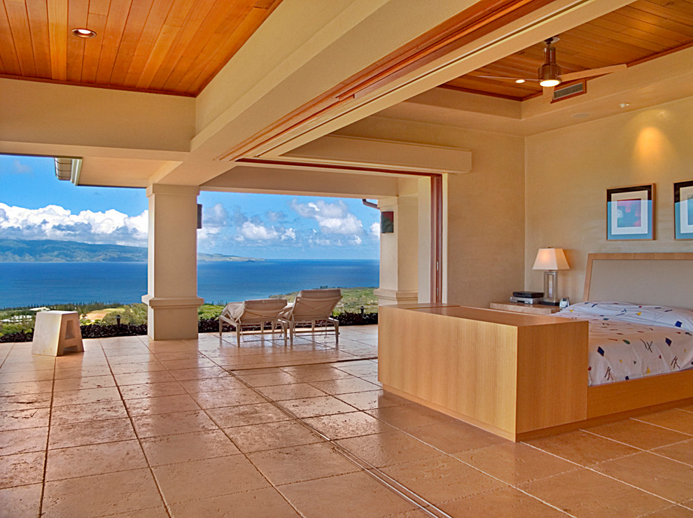 Geräumiges Modernes Hauptschlafzimmer ohne Kamin mit beiger Wandfarbe und Travertin in Hawaii