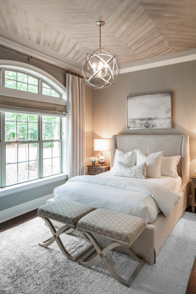 シャーロットにある中くらいなトランジショナルスタイルのおしゃれな寝室 (ベージュの壁、濃色無垢フローリング、茶色い床、グレーとブラウン) のレイアウト