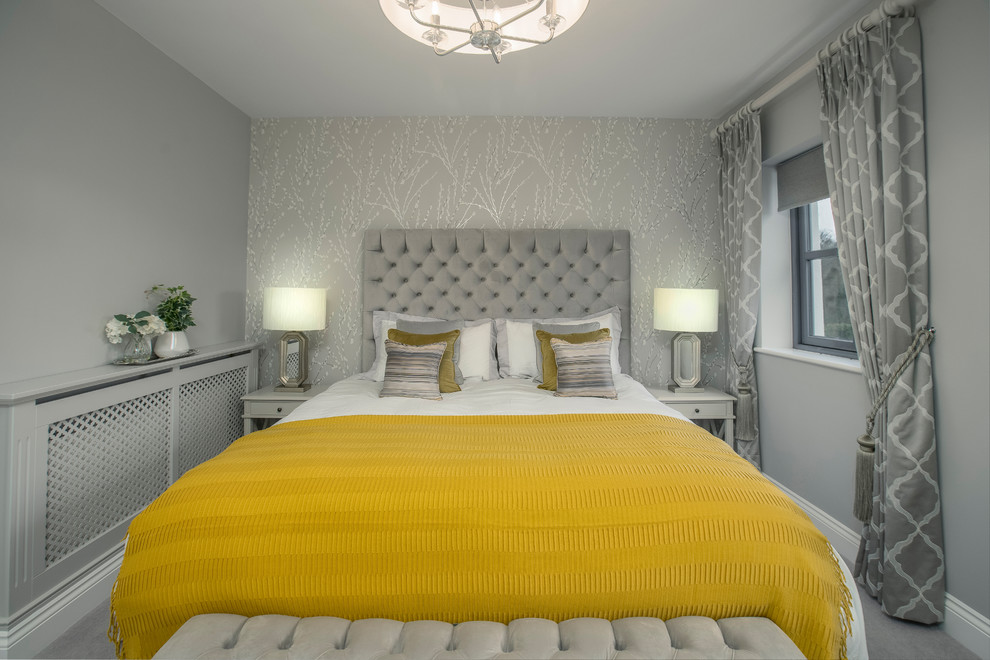 На фото: большая гостевая спальня (комната для гостей) в современном стиле с серыми стенами, ковровым покрытием и серым полом