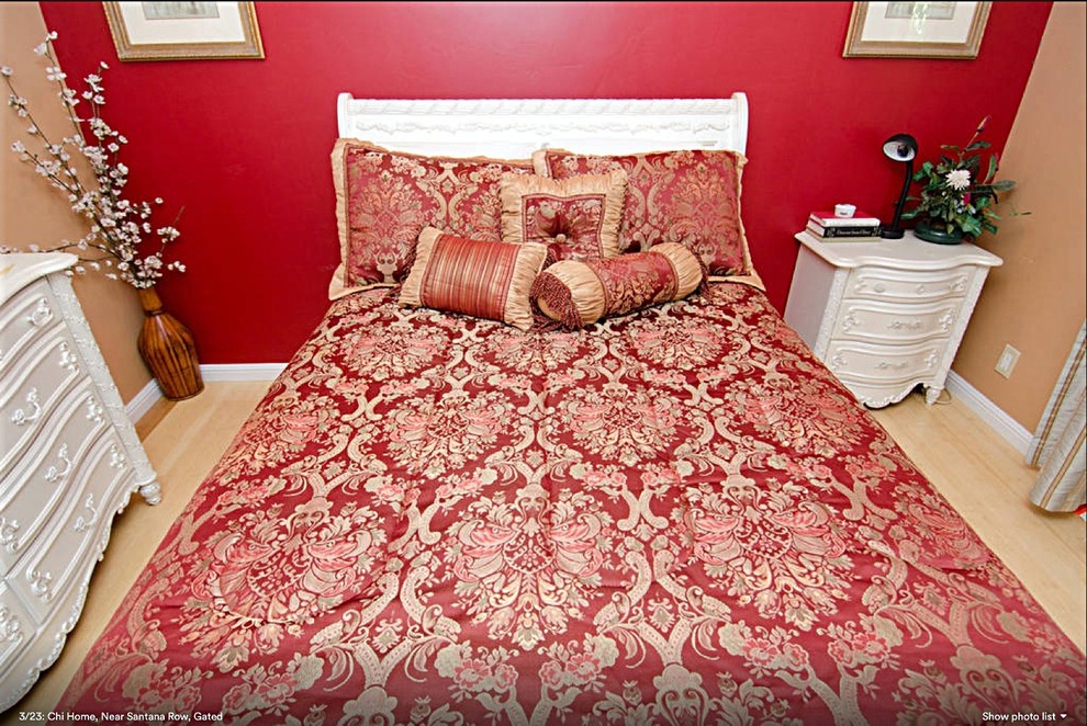 Kleines Asiatisches Hauptschlafzimmer mit roter Wandfarbe und hellem Holzboden in San Francisco