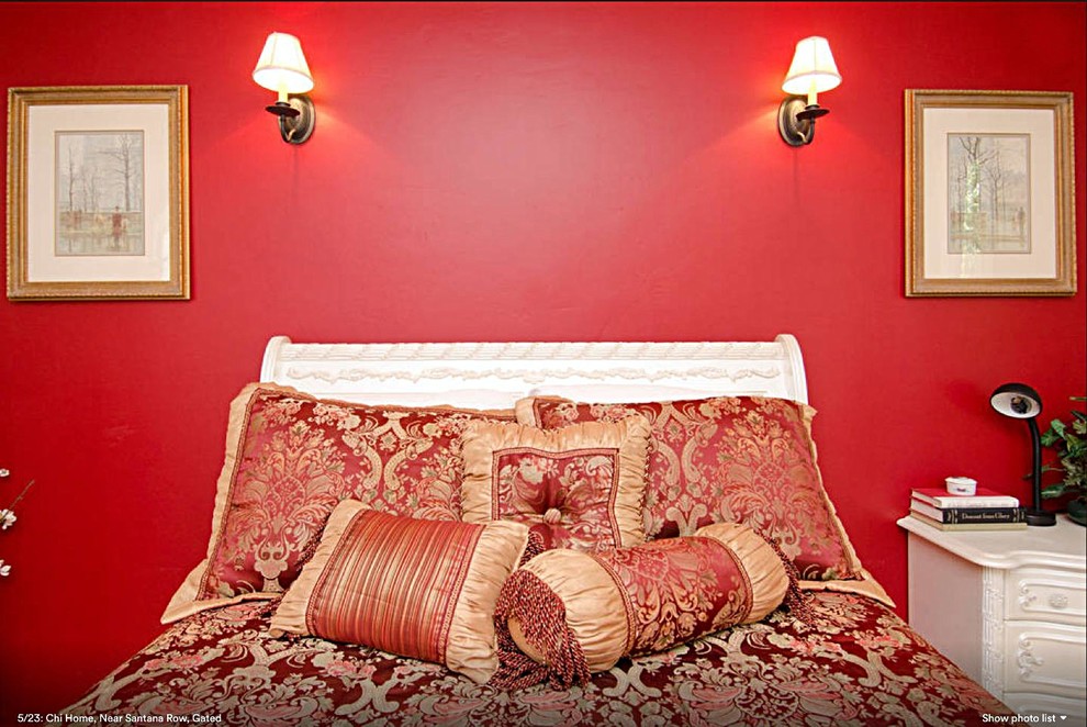 Bild på ett litet orientaliskt gästrum, med röda väggar och ljust trägolv
