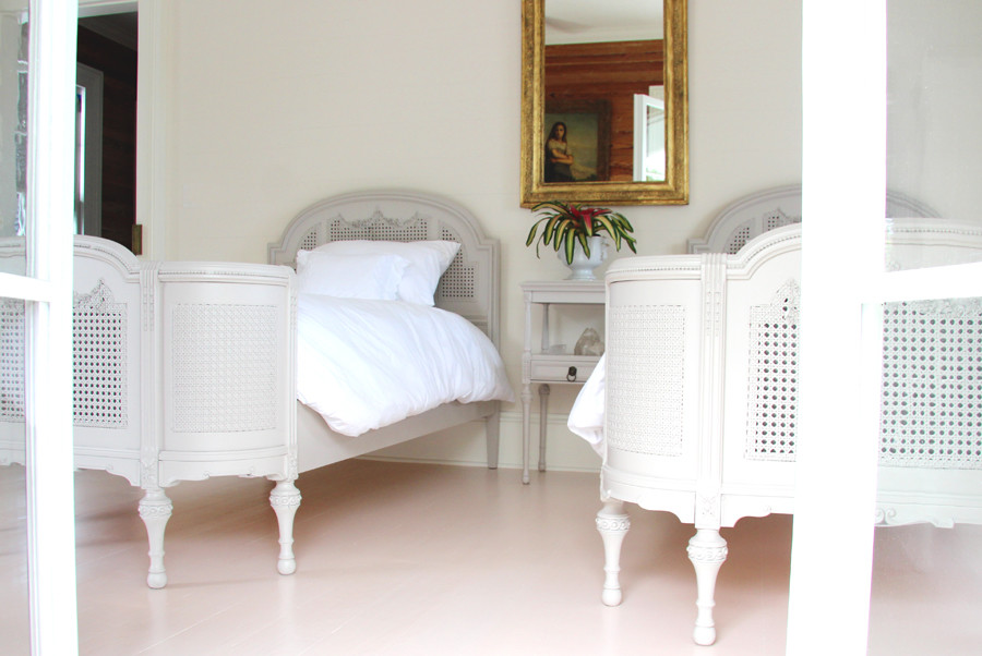 Aménagement d'une chambre parentale classique de taille moyenne avec un mur beige, parquet peint, aucune cheminée et un sol rose.