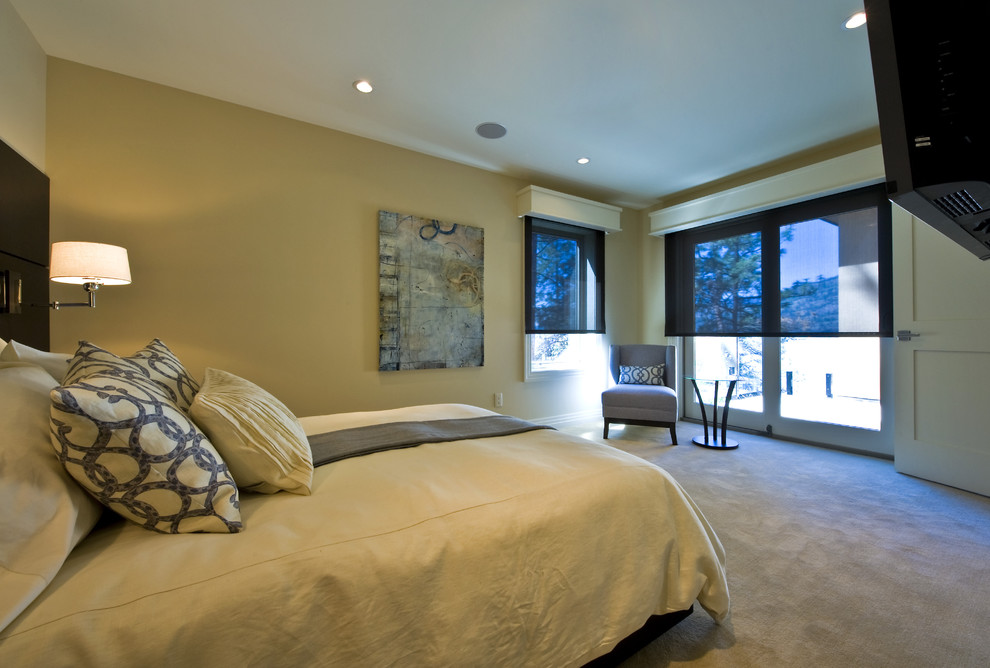Idee per una camera da letto design con pareti beige, moquette e nessun camino
