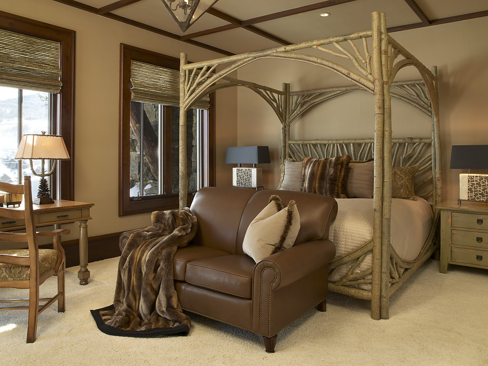Пример оригинального дизайна: гостевая спальня (комната для гостей) в стиле рустика с бежевыми стенами и ковровым покрытием