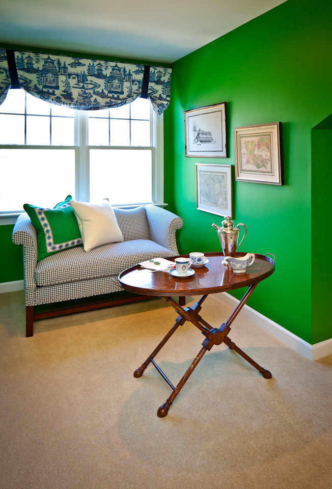 Cette image montre une grande chambre traditionnelle avec un mur vert.