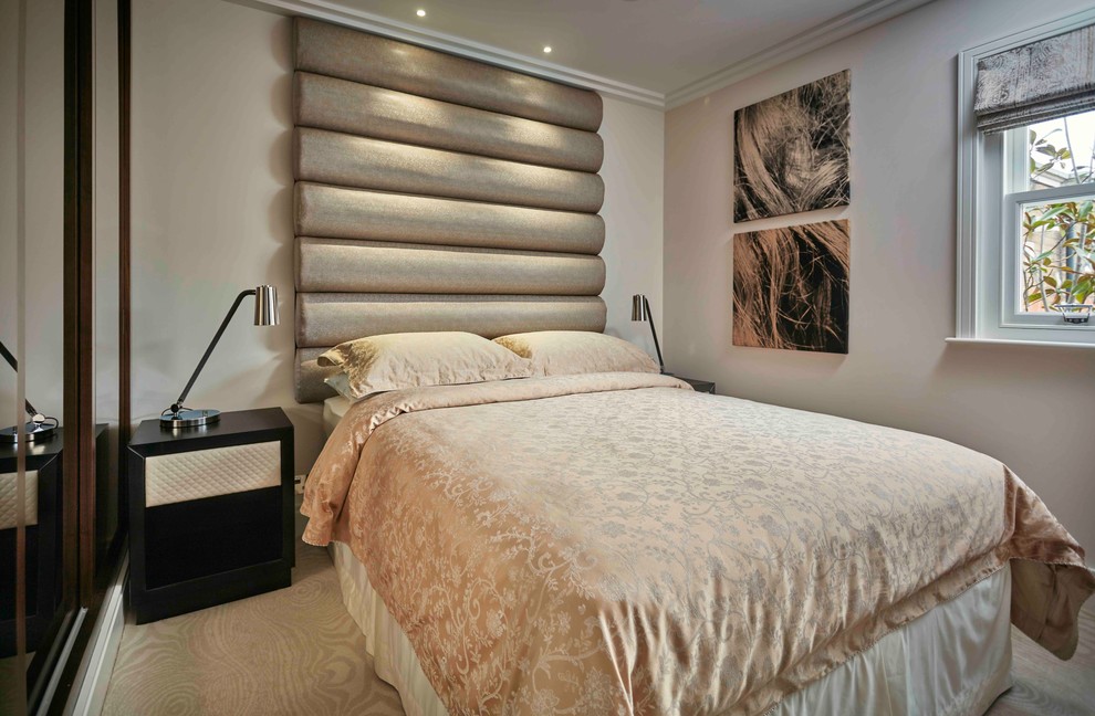 Idee per una piccola camera degli ospiti design con pareti beige e moquette