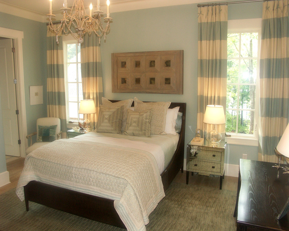 На фото: гостевая спальня (комната для гостей), среднего размера: освещение в стиле неоклассика (современная классика) с синими стенами и ковровым покрытием без камина