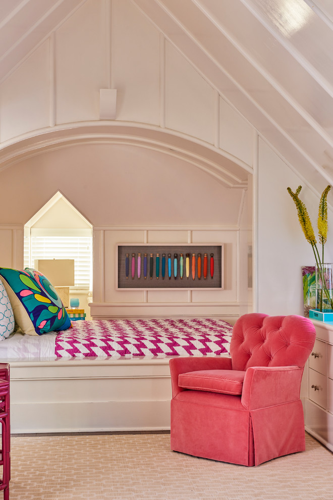 Réalisation d'une très grande chambre grise et rose tradition avec un mur multicolore.