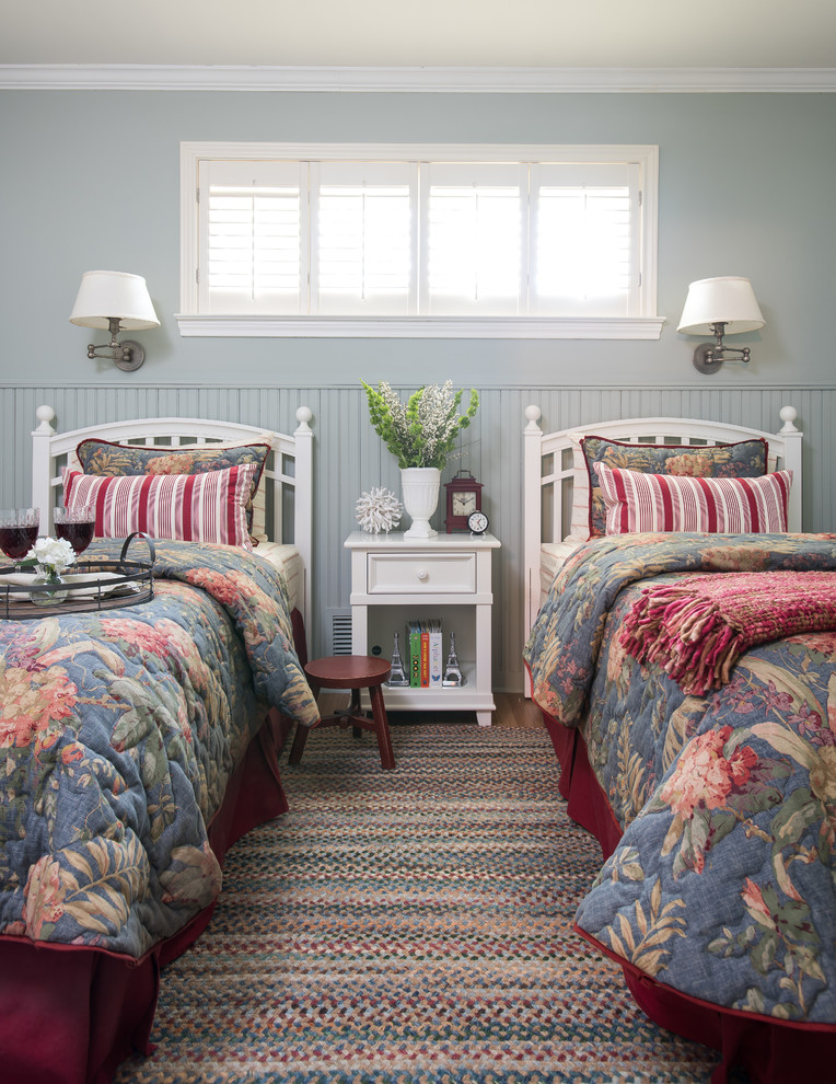 На фото: маленькая гостевая спальня (комната для гостей) в классическом стиле с синими стенами, паркетным полом среднего тона и разноцветным полом для на участке и в саду с