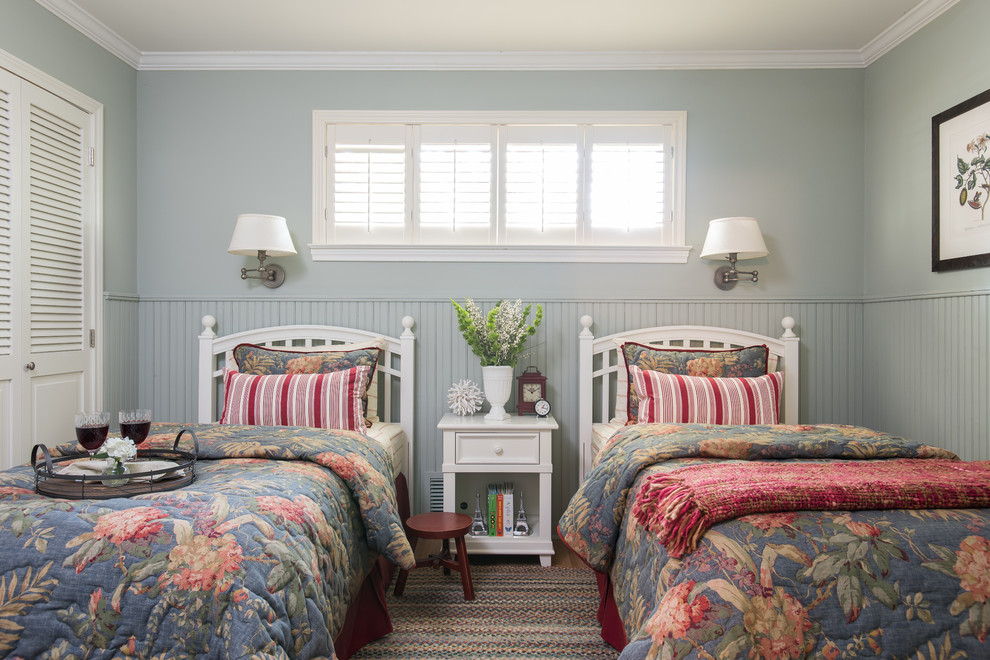 Diseño de habitación de invitados tradicional pequeña con paredes azules y suelo de madera en tonos medios