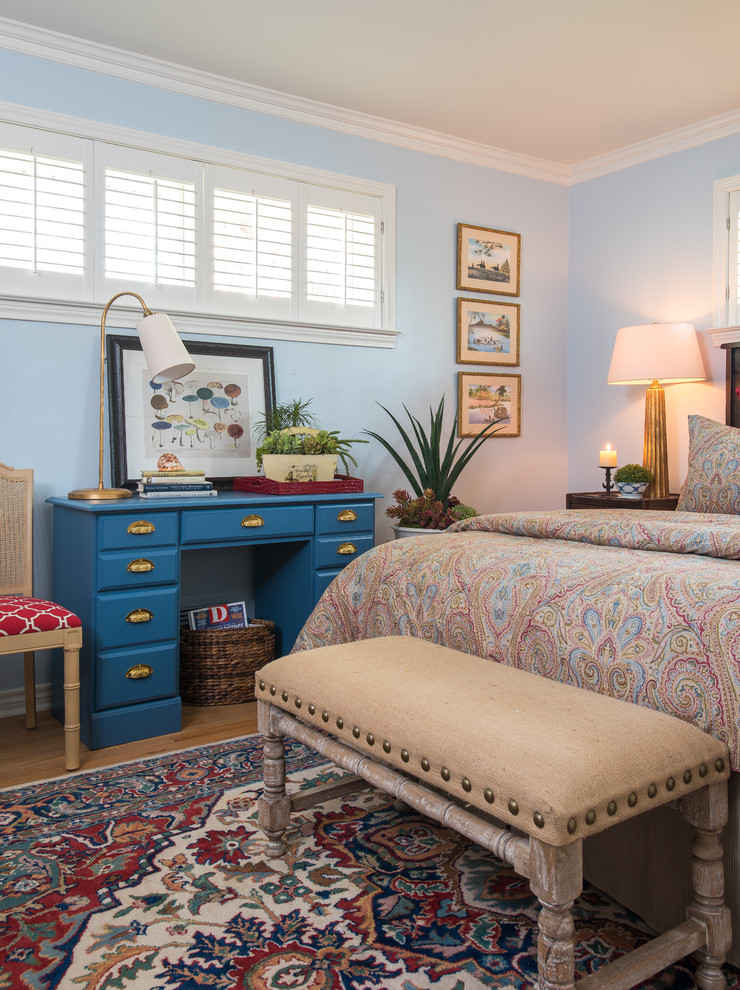 Idee per una camera degli ospiti chic di medie dimensioni con pareti blu e pavimento in legno massello medio
