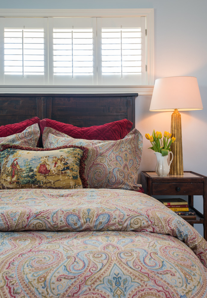 Mid-sized elegant guest medium tone wood floor bedroom photo in Dallas with blue walls