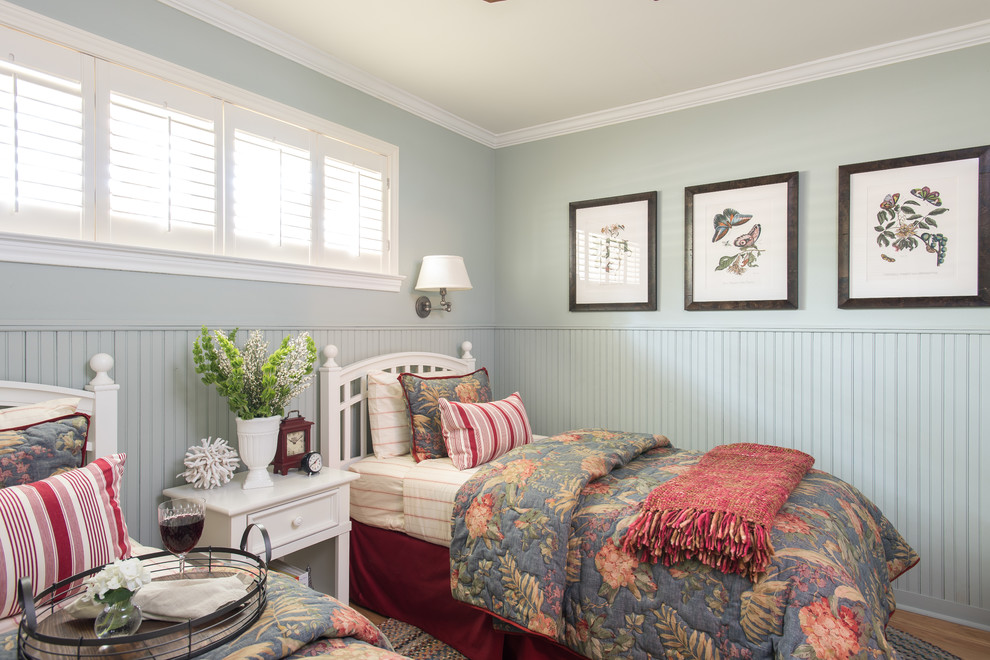 Esempio di una piccola camera degli ospiti classica con pareti blu e pavimento in legno massello medio