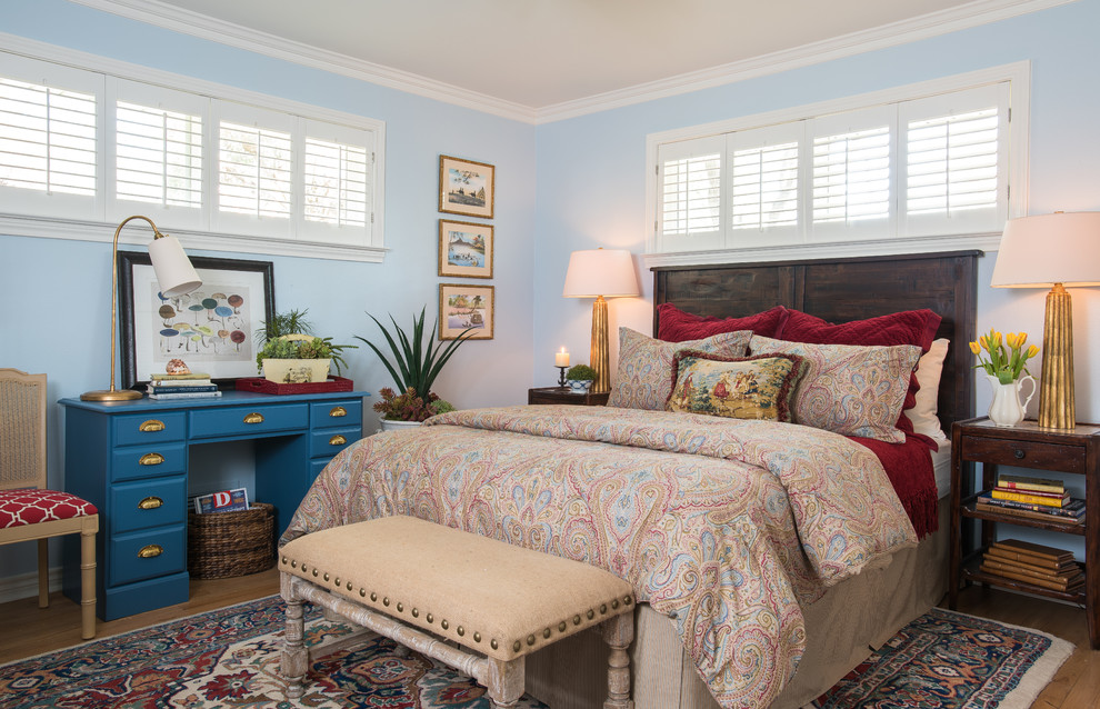 Пример оригинального дизайна: гостевая спальня среднего размера, (комната для гостей) в классическом стиле с синими стенами и паркетным полом среднего тона