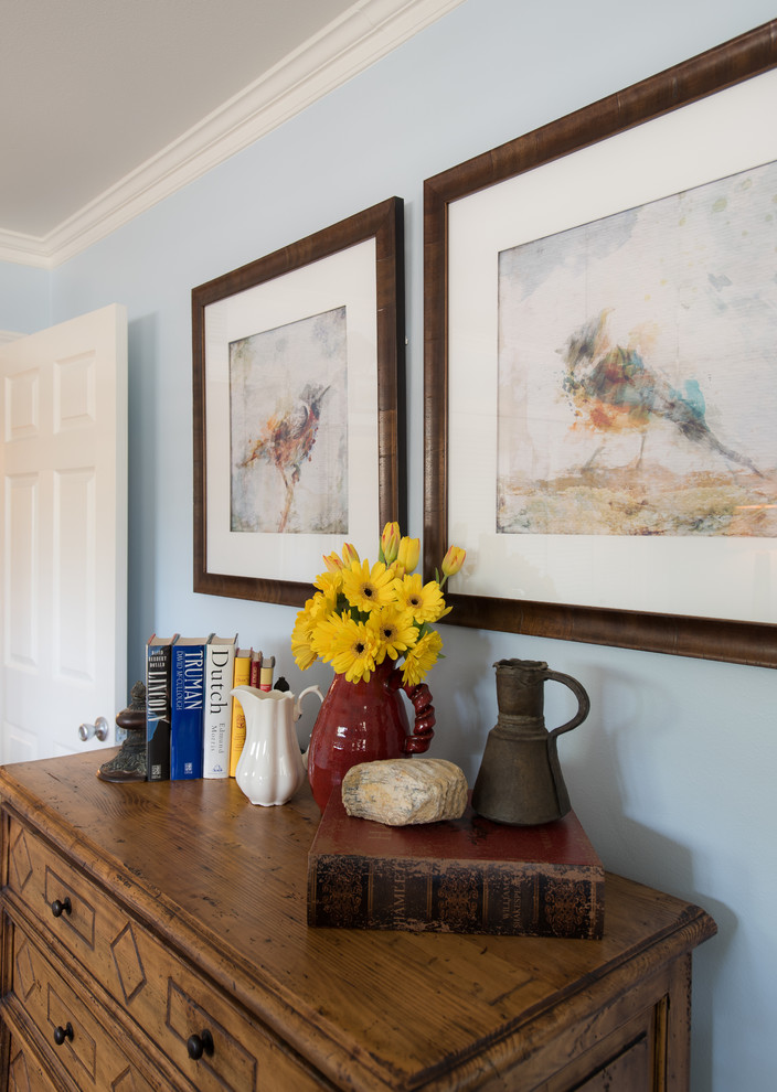 Ispirazione per una camera degli ospiti tradizionale di medie dimensioni con pareti blu e pavimento in legno massello medio