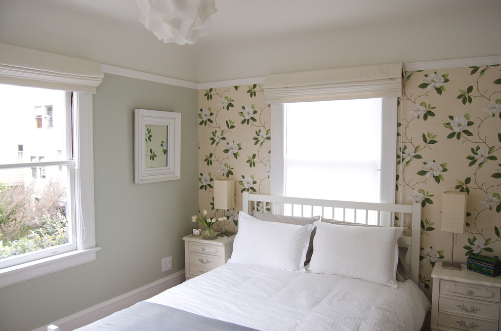 На фото: спальня в современном стиле с разноцветными стенами и акцентной стеной с