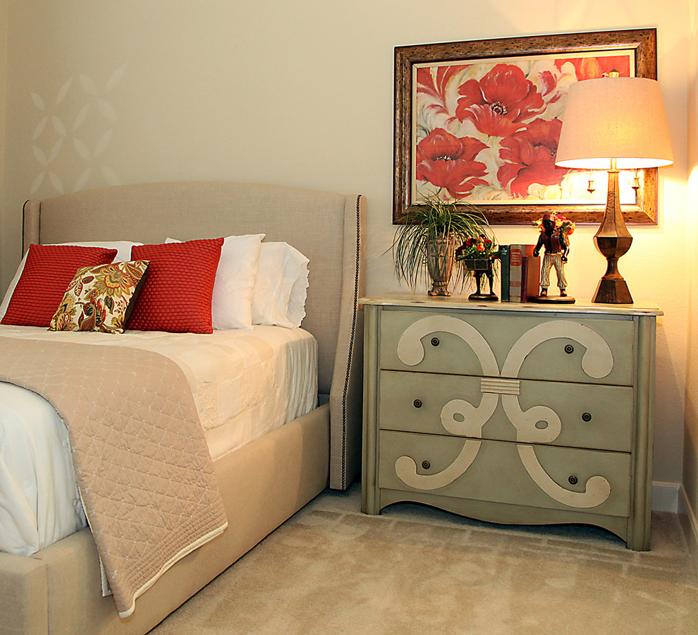 Immagine di una piccola camera degli ospiti tradizionale con pareti beige, moquette e nessun camino
