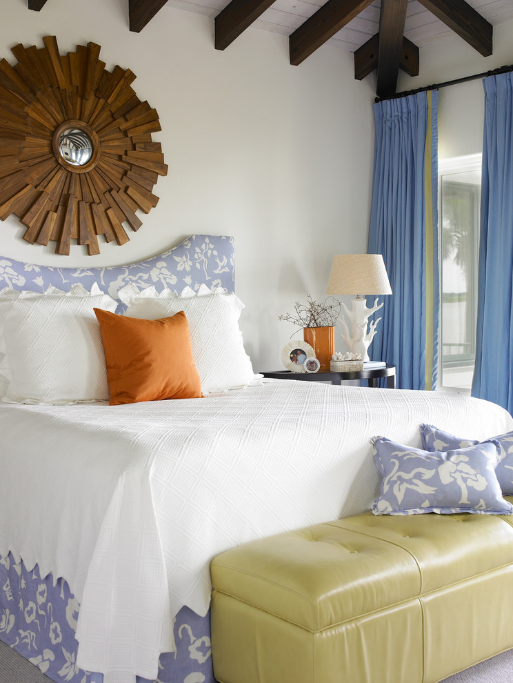 На фото: спальня в морском стиле с белыми стенами и синими шторами