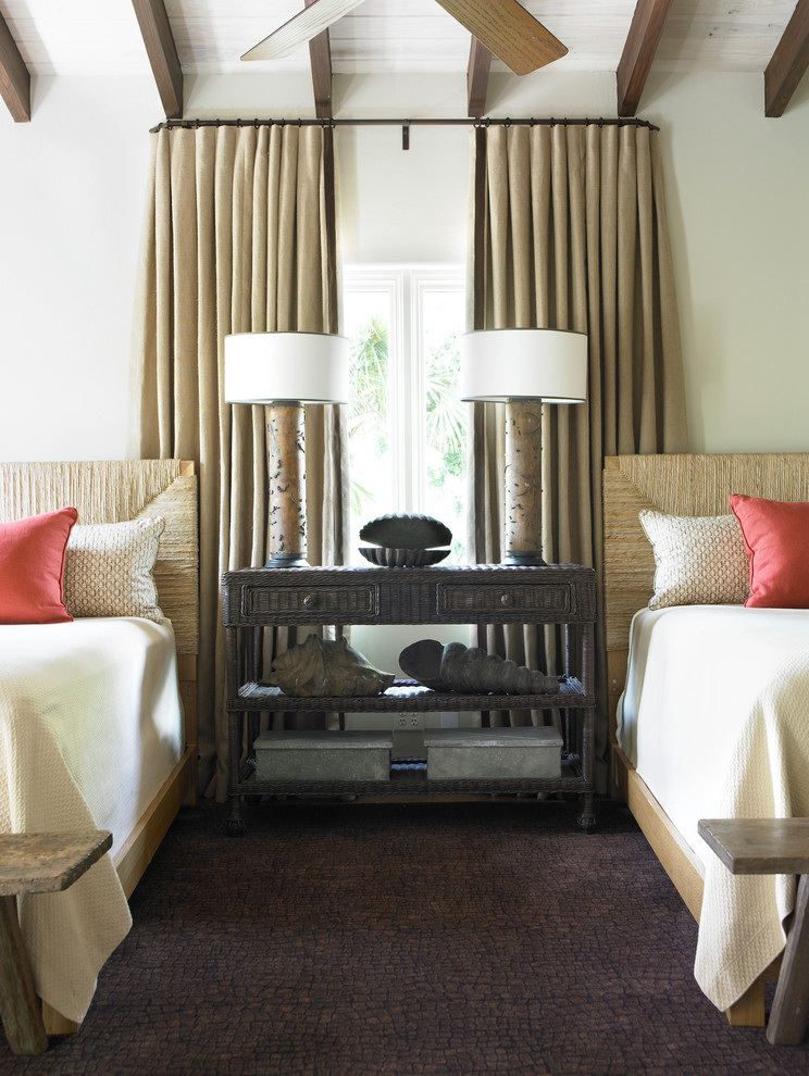 Стильный дизайн: гостевая спальня (комната для гостей) в морском стиле с ковровым покрытием - последний тренд