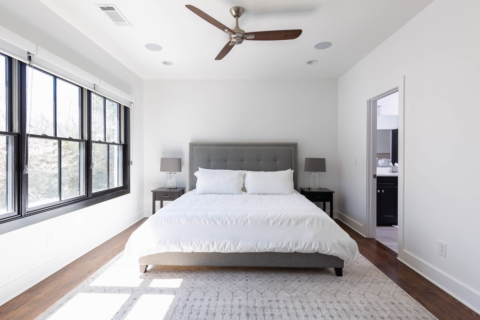 Immagine di una camera degli ospiti minimalista di medie dimensioni con pareti bianche, parquet scuro e pavimento marrone