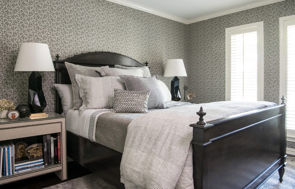 На фото: гостевая спальня среднего размера, (комната для гостей) в стиле неоклассика (современная классика) с серыми стенами, темным паркетным полом и коричневым полом без камина с