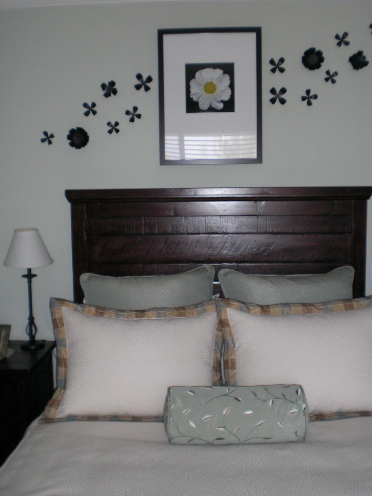 На фото: гостевая спальня среднего размера, (комната для гостей) в современном стиле с зелеными стенами и ковровым покрытием без камина с