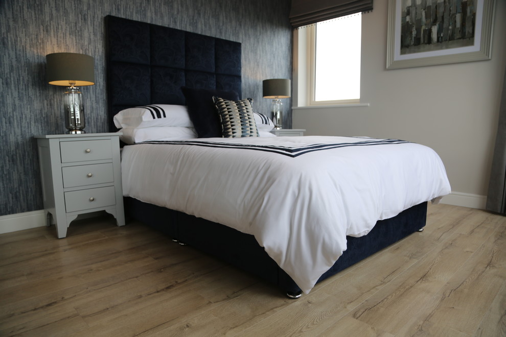 Пример оригинального дизайна: маленькая гостевая спальня (комната для гостей) в современном стиле с синими стенами и полом из ламината для на участке и в саду