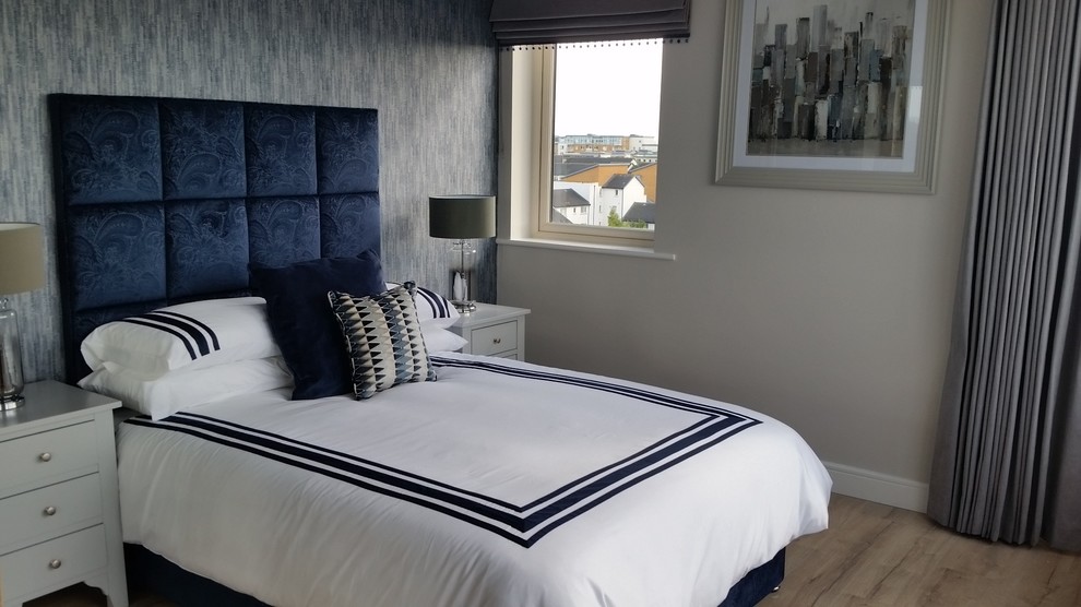 Свежая идея для дизайна: маленькая гостевая спальня (комната для гостей) в современном стиле с синими стенами и полом из ламината для на участке и в саду - отличное фото интерьера