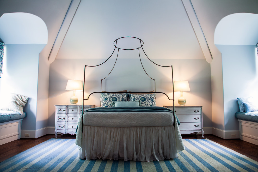 Inspiration pour une chambre parentale victorienne de taille moyenne avec un mur bleu, parquet foncé et un sol marron.