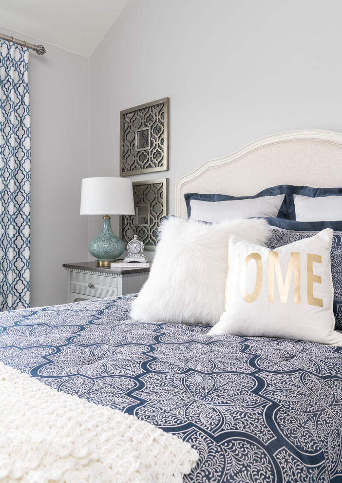 Стильный дизайн: гостевая спальня среднего размера, (комната для гостей) в классическом стиле с серыми стенами, ковровым покрытием и серым полом - последний тренд
