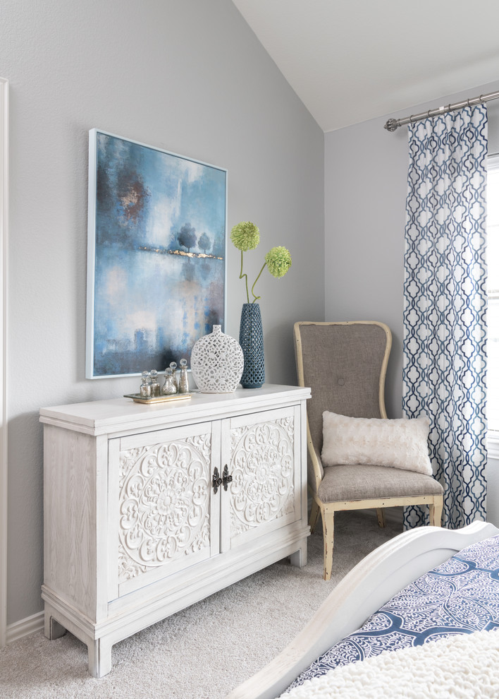 Пример оригинального дизайна: гостевая спальня среднего размера, (комната для гостей) в классическом стиле с серыми стенами, ковровым покрытием и серым полом