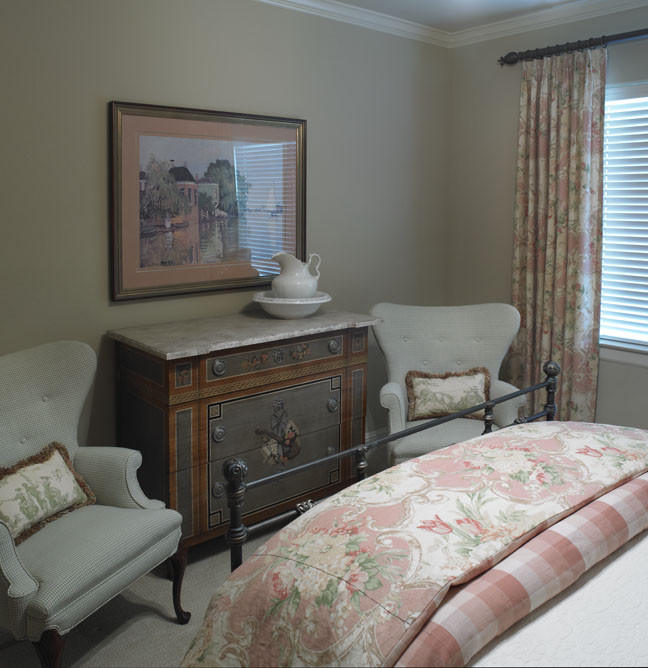 Foto di una camera degli ospiti chic di medie dimensioni con pareti beige, moquette e nessun camino