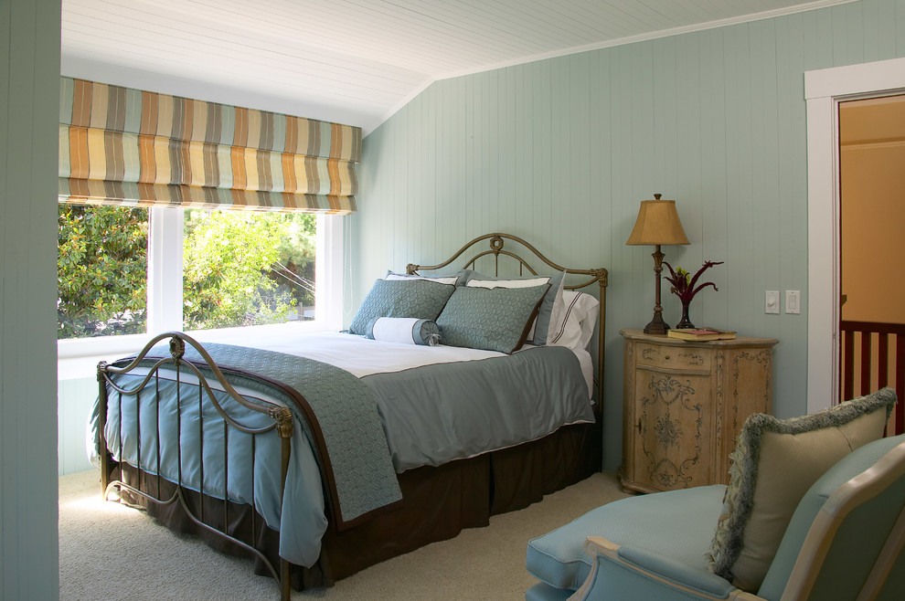 Modelo de habitación de invitados tradicional de tamaño medio sin chimenea con paredes azules y moqueta