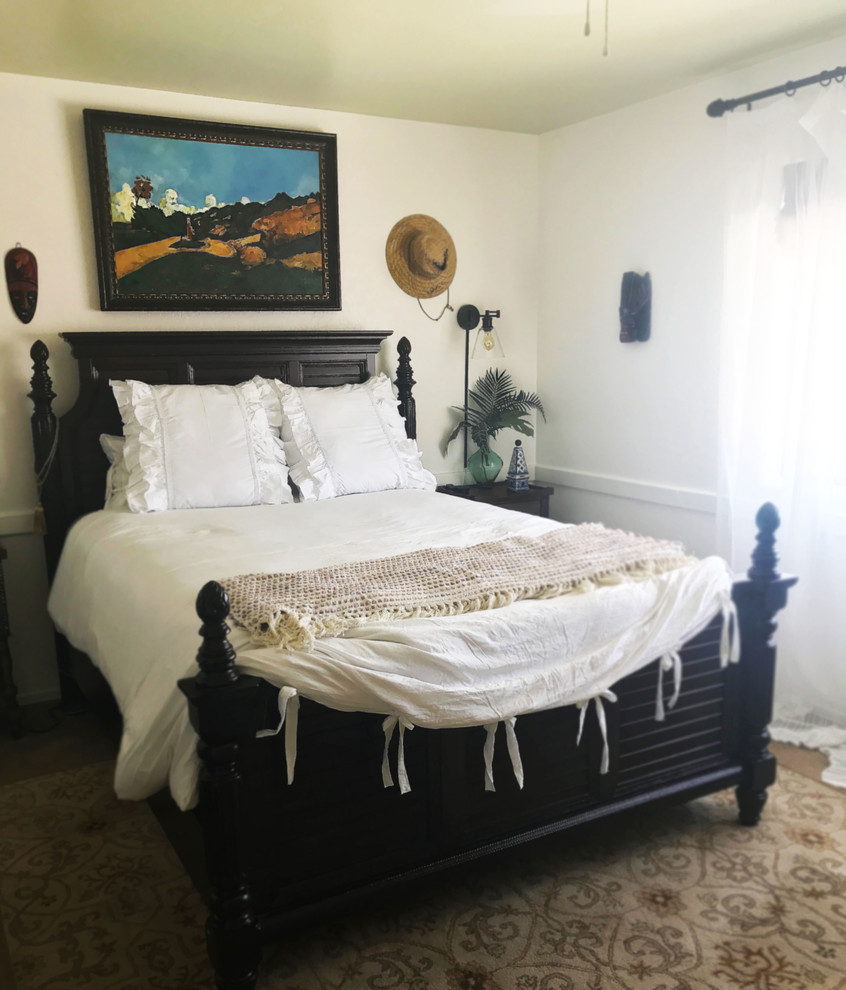 フェニックスにあるトロピカルスタイルのおしゃれな客用寝室 (白い壁、カーペット敷き、ベージュの床) のインテリア