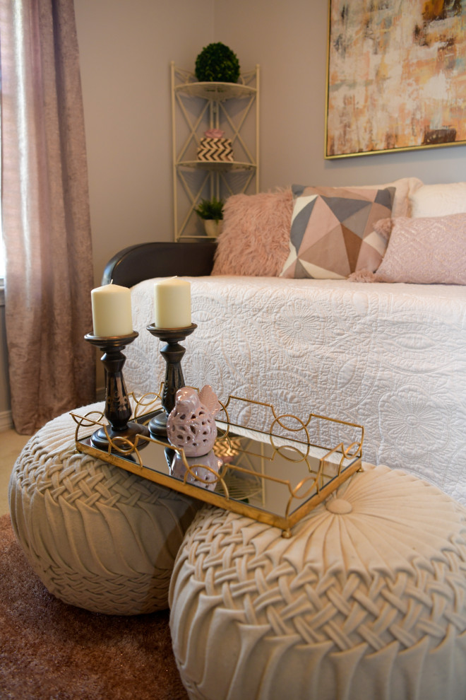 Aménagement d'une petite chambre grise et rose classique avec un mur gris et un sol rose.