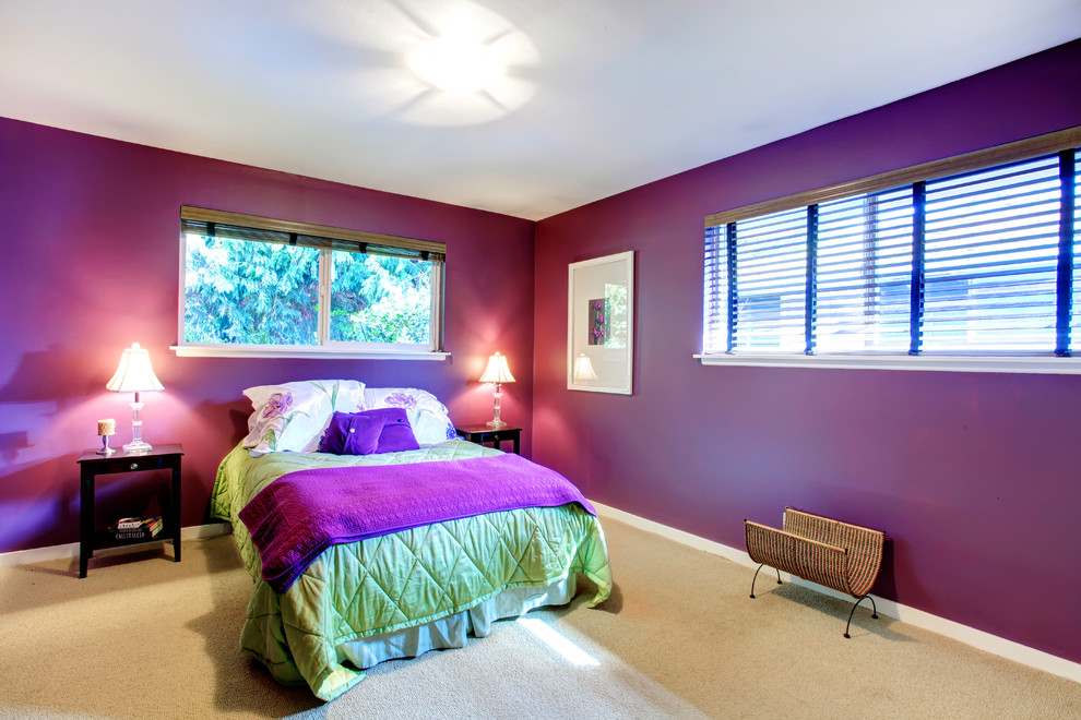 Modelo de habitación de invitados tradicional de tamaño medio sin chimenea con paredes púrpuras y moqueta