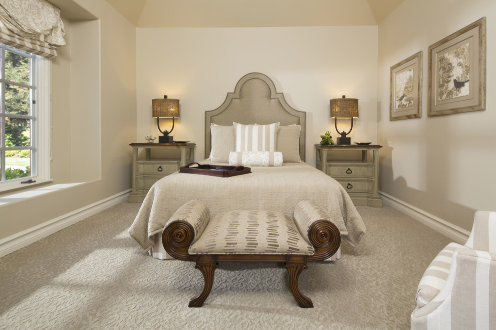 Modelo de habitación de invitados tradicional renovada de tamaño medio sin chimenea con paredes beige, moqueta y suelo beige