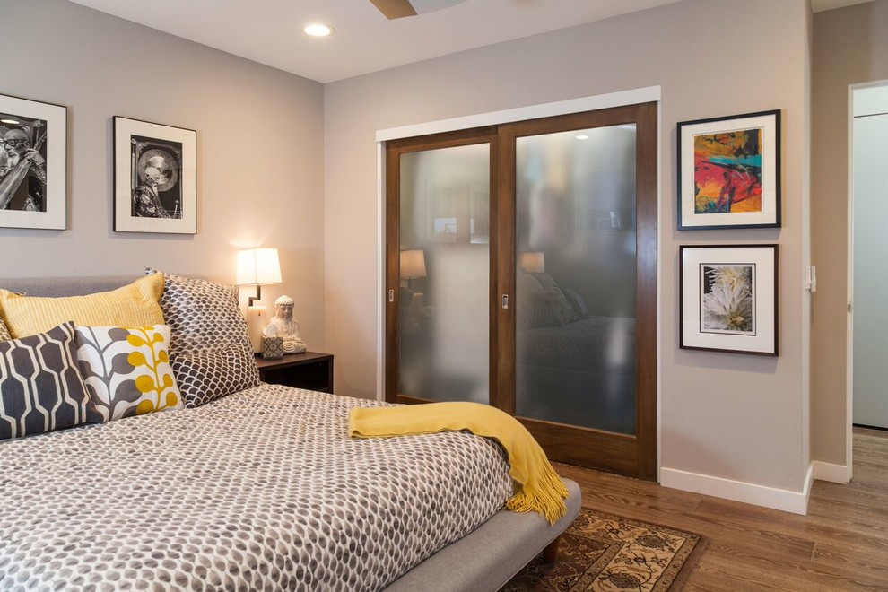 Идея дизайна: гостевая спальня среднего размера, (комната для гостей) в современном стиле с серыми стенами и паркетным полом среднего тона без камина