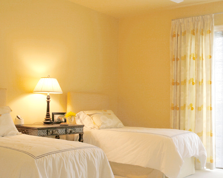 Aménagement d'une chambre classique de taille moyenne avec un mur jaune, aucune cheminée et un sol beige.