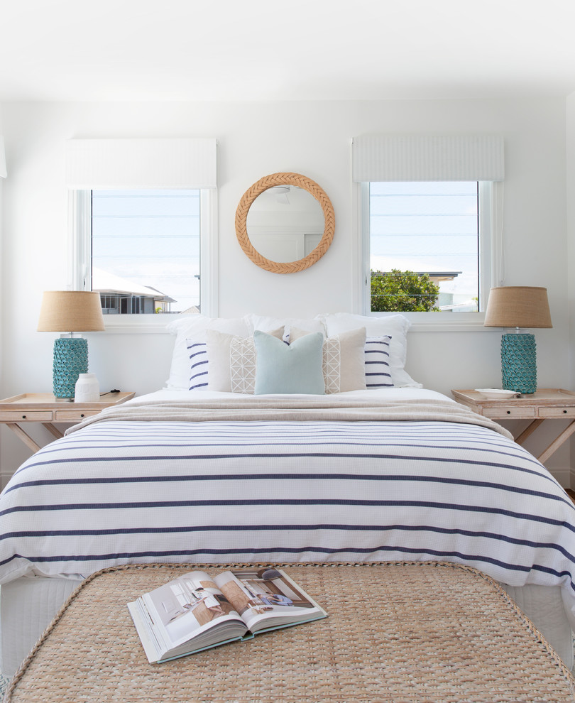 Großes Maritimes Gästezimmer mit weißer Wandfarbe und braunem Holzboden in Gold Coast - Tweed