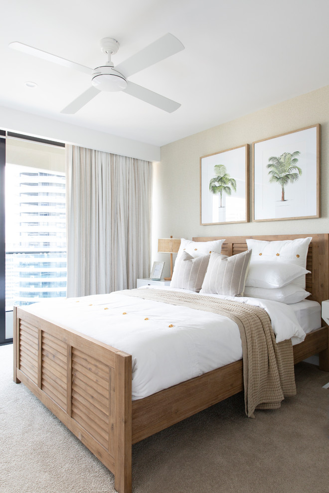 Foto de habitación de invitados costera de tamaño medio con paredes beige, moqueta y suelo beige