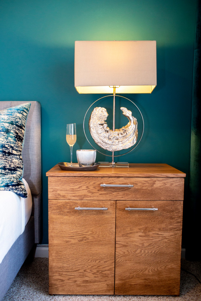 Modelo de habitación de invitados minimalista de tamaño medio sin chimenea con paredes verdes
