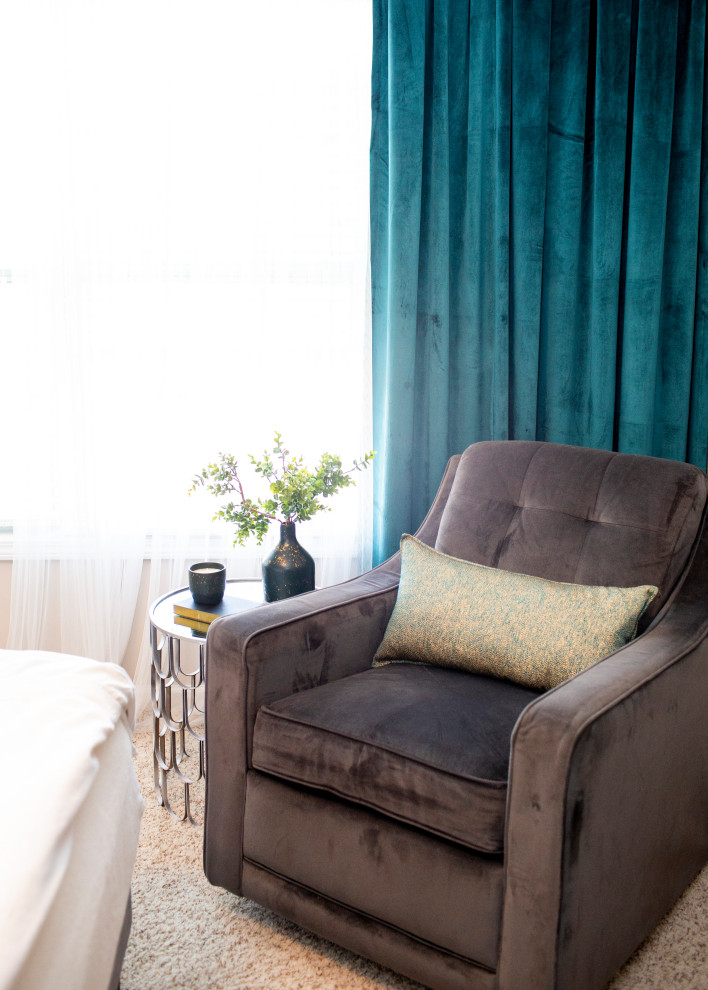 На фото: гостевая спальня среднего размера, (комната для гостей) в стиле модернизм с зелеными стенами без камина с
